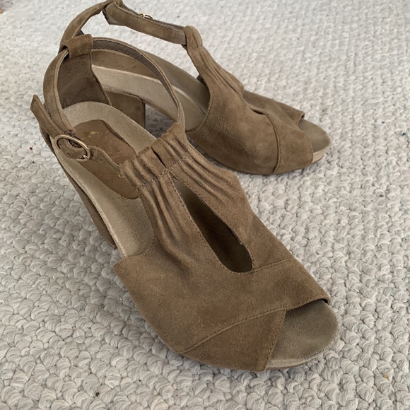 Earthies suede comfort heels sandals 7.5. Nearly new! - Picture 3 of 6